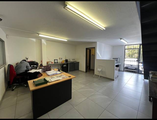 252M² WAREHOUSE TO LET IN LASER PARK